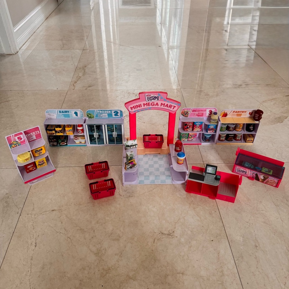 Shopkins Real Little Cutie Os Mini Mega Mart Playset
